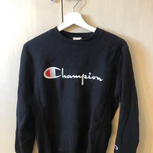Säljer denna sweatshirt från champion. Den är i storlek M men passar även S. Köptes för 350 kr. Frakt tillkommer😊