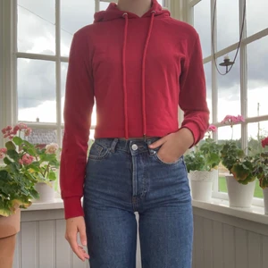 Chiquelle röd croppad hoodie - *Snygg croppad röd hoodie i bra kvalité från Chiquelle med blåa och vita ränder på luvan🤩 *Storlek XS men passar även S *Org. Pris ~ 250kr *Priset är ex. frakt 📦  *Alla bilder är privata *Det är bara att höra av sig om man har fler frågor eller villa ha mer bilder💗