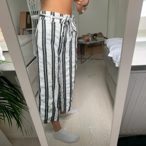 Linnebyxor - Sköna och snygga byxor. Köpta på H&M för något år sen, är i gott skick och är inga tydliga defekter. Vill bli av med så snart som, priset kan diskuteras vid snabb affär