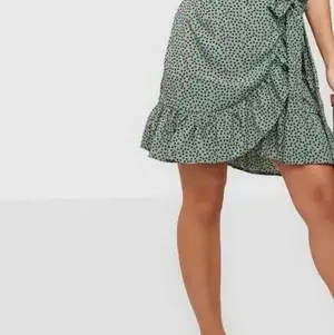 Grön kjol från veromoda, använd 1 gång passar jättebra till t-shirts och hoodies! Älskar verkligen den men råkade köpa en exakt likadan så behövder inte den inte. Så jag rekomenderar den. Den passar på nästan alla eftersom du kan knyta själv beroende på hur stor du är runt midjan:) Köptes för 400kr ungefär säljer för 250kr ink frakt