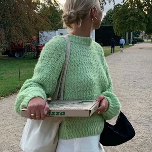 Envii stickad tröja - Stickad grön tröja i ullblandning från Envii. Strl M men passar även mindre för mer oversized fit. Lånad bild, men kan självklart fixa egna bilder ifall det önskas! Nypris 650kr, säljer för 280kr.