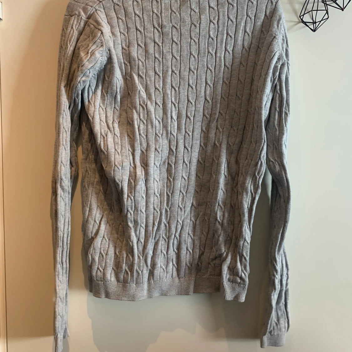 Grå kabelstickad tröja  - 90