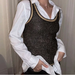 Glittrig topp - Glittrig topp köpt second hand som fått allt för lite användning, fint skick. Kan mötas upp i Stockholm, annars står köparen för frakt😌