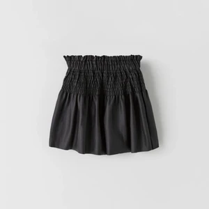 Skinn kjol från zara - Jättefin kjol med skinnimmitation från zara. Denna kjol är köpt på barnavdelningen på zara och är i storlek 134/140. Kjolen sitter jättefint på någon med storlek xs. Jag brukar ha den på höfterna, därav den lilla storleken. Använd ett fåtal gånger och är därav i mycket bra skick. 