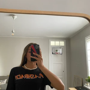 Flashback  - Intressekoll på denna Flashback t-shirt! Den är från SANDRO! Om jag säljer den är det någon som har intresse!! Skulle sälja för 300-400 Kr 
