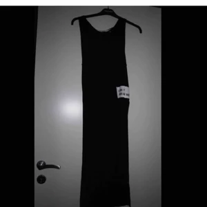 Lång klänning/linne med slits  - Lång klänning eller linne med hög slits på båda sidorna. Använd typ 1 gång med jeansshorts under då slitsen är väldigt hög