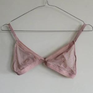 Genomskinlig rosa bralette - Genomskinlig rosa bralette med prickar i samma färg från Lindex (tror jag). Oanvänd och jättefint skick