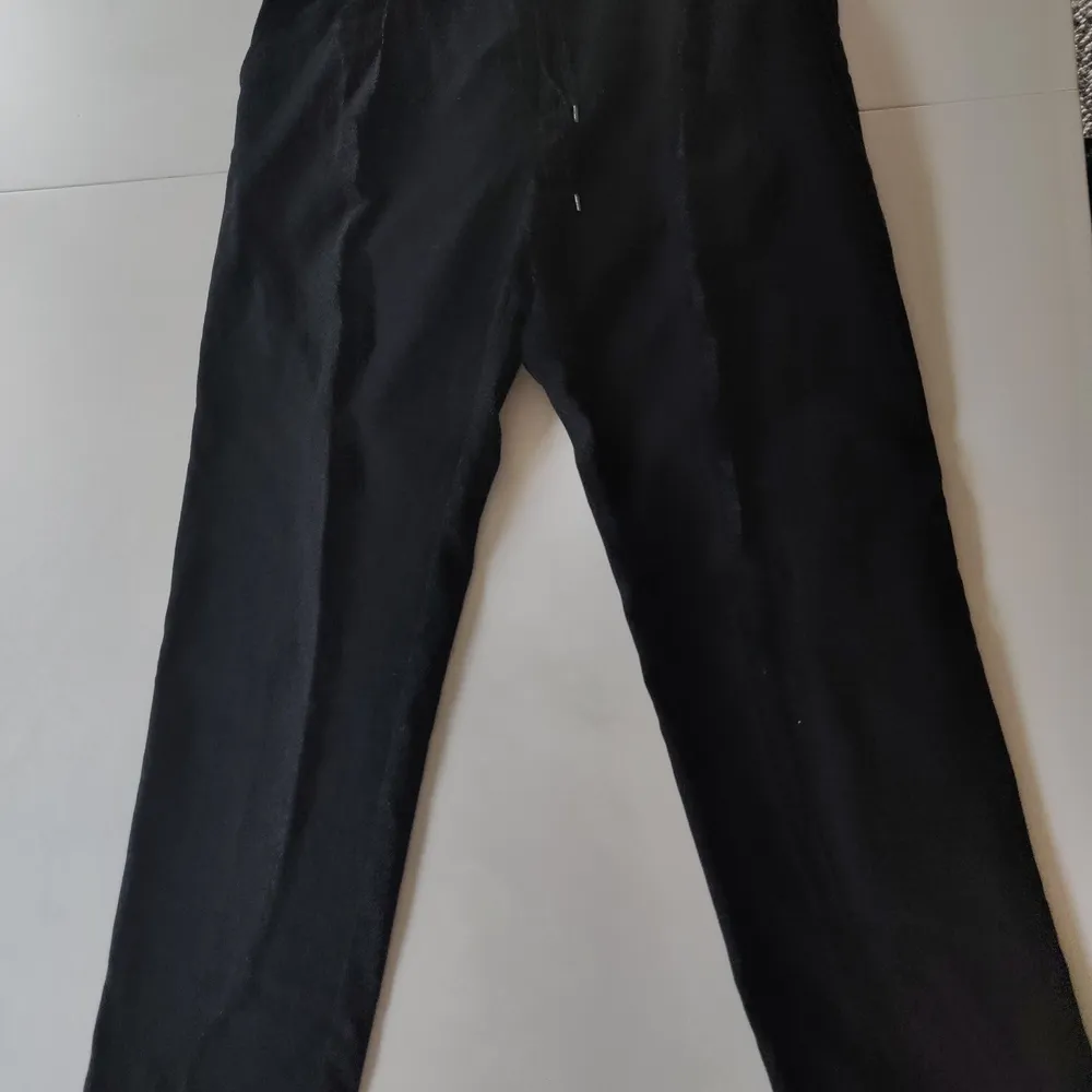 Fräscha brallor från weekday. Modellen är thriller woven joggers. Det är dom på första bilden fast svarta. Storlek medium herr. Nypris 600kr. Använda väldigt lite så jättebra skick. Jeans & Byxor.