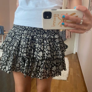 Isabel marant kjol - Superfin volangkjol från isabel marant. Perfekt nu till hösten med ett par strumpbyxor. Vet inte storleken men skulle säga att den passar allt från s till m❤️ helt oanvänd 