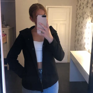 Höstjacka - Säljer denna jättefina jacka från Only, köpt på Nelly. Lite svårt att visa material och modell då den är svart men skulle säga att den är i ett filtaktigt material (syns bättre på sista bilden) och har en väldigt stor luva. 200kr eller högsta bud om fler är intresserade!✨