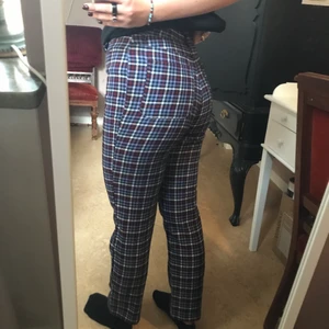 Monki rutiga byxor storlek 34 - Rutiga kostymbyxor i röd, lila och blå färg. Strokes 34 