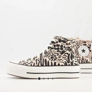 Converse  - Säljer dessa ursnygga skor, aldrig använda då dem tyvärr är för stora. 