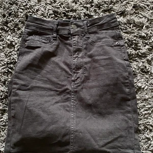 Jeanskjol  - Jag säljer denna jeanskjol ifrån gina i storlek XS, fint skick! Köparen står för frakten 💕