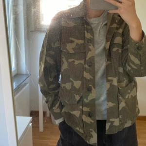 Camouflage jacka - Jättefin camouflage jacka från H&M. Jättefint skick! Storlek 40. Köparen står för frakt🥰