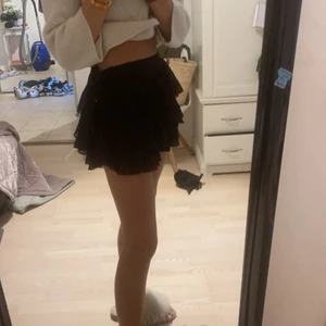 Volangkjol zara - Jättefin volangkjol från zara med inbyggda shorts som inte syns alls. 