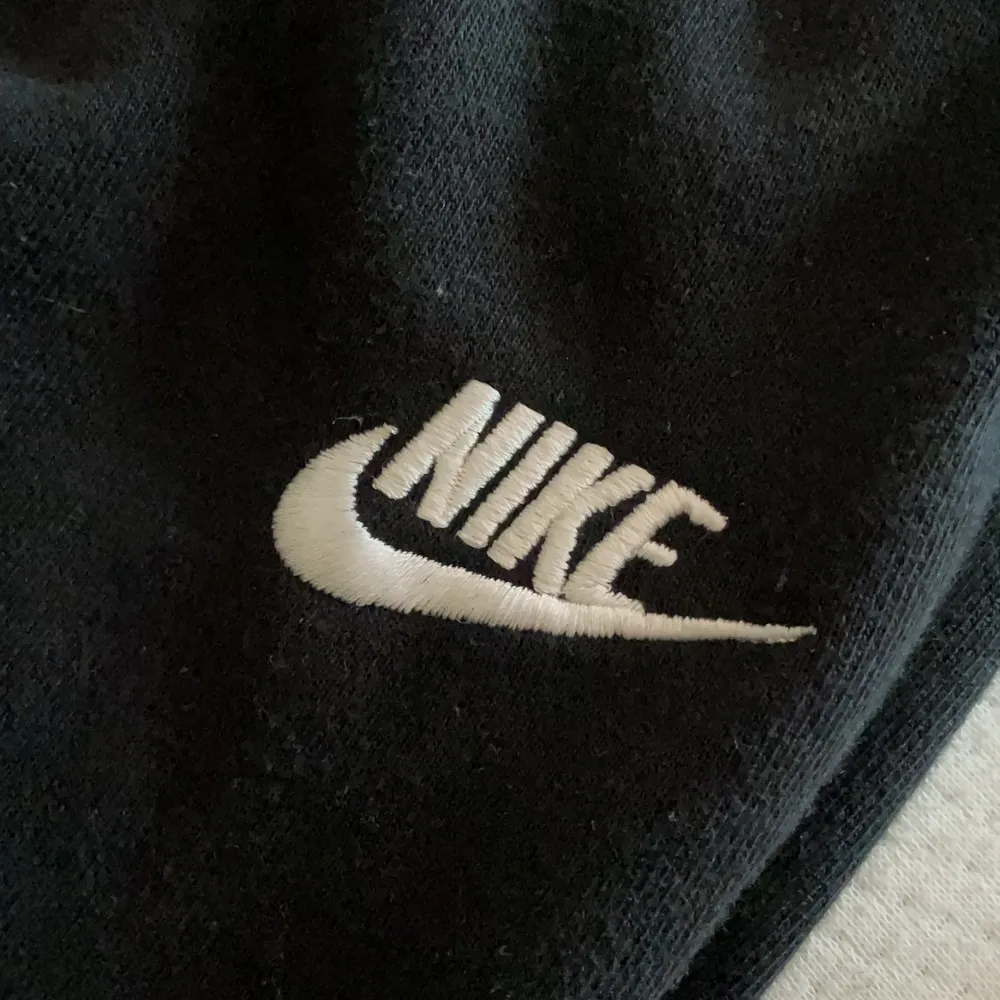 Nike mjukisbyxor som är använda en del. Säljer för att jag inte använder dem längre. De är i bra skick!. Jeans & Byxor.