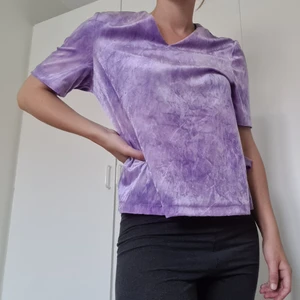 Spacead topp - Ett roligt plagg som man kan klä upp, men också ha till ett par enkla svarta jeans. Köpt second hand, använd ett fåtal gånger och i bra skick. 