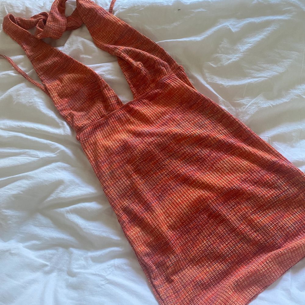 Jättefin klänning från ASOS i orange/röd färg som man knyter runt halsen, storlek 36 ❤️‍🔥. Klänningar.