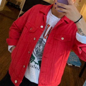 Jeansjacka  - Röd jeansjacka i strl S. Lite oversized. Nästan nyskick 