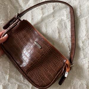 Söt basic handväska i brunt skinn, säljer pga aldrig kommit till användning 