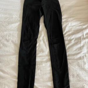 Svarta Jeans från Gina Tricot  - Svarta Skinny jeans ifrån Gina i storlek S