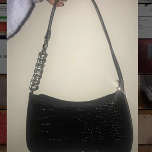 Väska - Svart väska med krokodil mönster