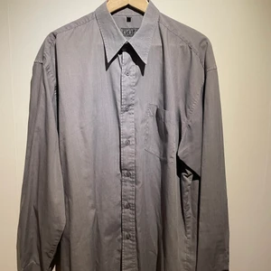 Grå skjorta  - Grå skjorta med joker målning på ryggen 