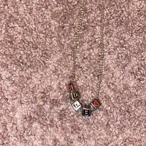 Ett bff halsband! - Använd. Men som nytt stick! Står bff & två rosa hjärtan runt ordet! Ägaren står för frakten. 