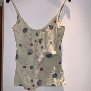 Gulgrönt linne i strl S😍 - Suuper fint tiger linne i en extremt bra kvalitet!🥰Linnet är i strl S men passar även för de som har M💕💕Nypris: 500, Bjuder frakt☺️