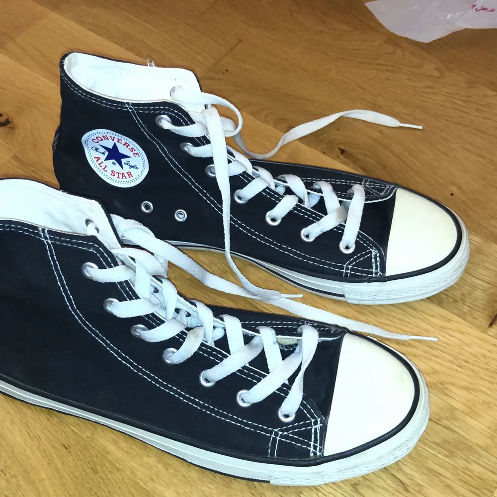 Converse skor i storlek 7,5 (41) funkar till både tjejer och killar!. Skor.