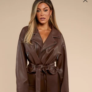 Bianca x Nelly jacka  - Sidan kraschade under lansering så råkade göra samma beställning 2 gånger. Säljer den här jackan (har även en av topparna i brunt). Bud från 1300 (slutsåld i den här storleken)