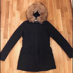 Jacka - Äkta woolrich jacka strl XS passar S. Använd en vinter. Jackan kan behövas kemtvättas om man vill, den är inte smutsig så men har lite smink fläckar osv. Jackan har även ett hål under armen men den är lagad så inget som syns eller stör därav priset. Nypris ligger på 7000kr! Priset kan även diskuteras via snabb affär. Bilder kan skickas i chatten 🖤