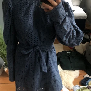 Marinblå broderie anglaise klänning - En marinblå vardagsklänning med ”bälte” i midjan 