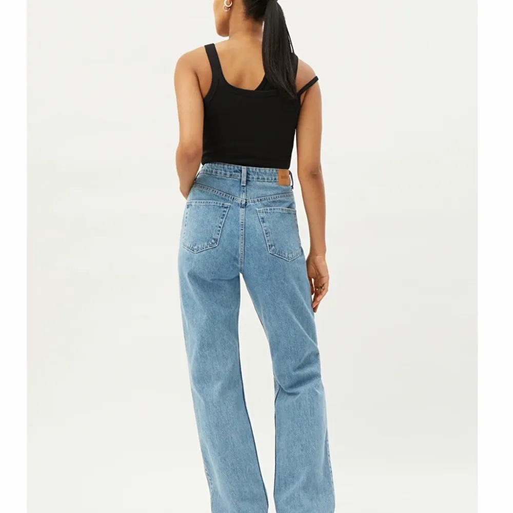 Supersnygga jeans från weekday , endast använda tre ggr. Säljes pga fel storlek tyvärr. Färgen var slutsåld i butik! Obs! Jag har klippt upp dem 2 cm.. Jeans & Byxor.