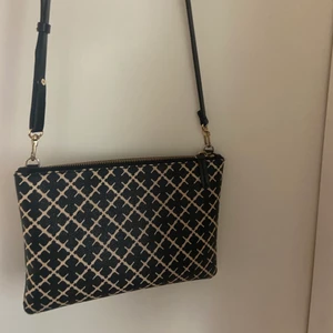 By Malene Birger väska - Säljer nu min svart/vita By Malene Birger väska🌟 Den har avtagbara band så man kan ha den som både kuvert-och axelremsväska💕Sparsamt använd så i fint skick! Köparen står för fraktkostnad💗