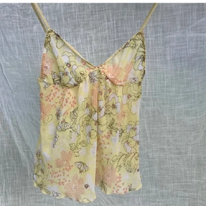 Blommigt gult linne - Gult linne i mesh-liknande tyg. Storlek S. Okänt märke. 