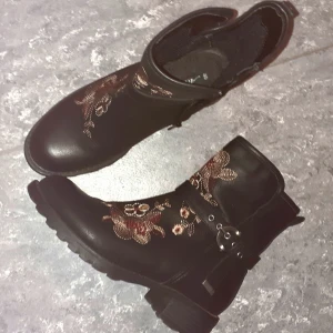 Snygg svart känga med brodyr str40 ALLEY - Svarta kängor med brodyr i Nyskick. Köpt Din sko 599kr. Dragkedja innersidan. Kraftiga sulor.