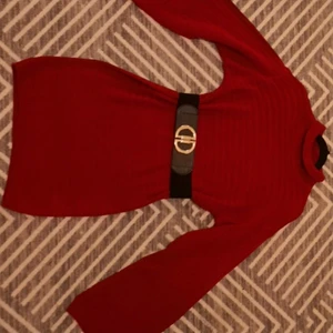 S  - ÄR INTE ANVÄNT!!! En röd tröja som gå ner nästa över knö den ochså fint utan en bälte PRISET KAN GÅ NER 