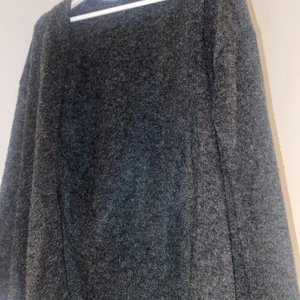 Stickad kofta från H&M - Jag säljer nu min superfina mörkgråa kofta från H&M. Bra skick storlek xs men stretchig så passar även S