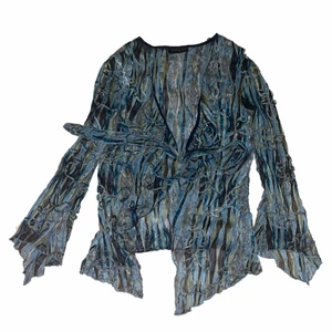 Topp - Grön/blå topp som passar typ alla mellan storlek xs-xl beroende på hur tight du knyter den😍😍