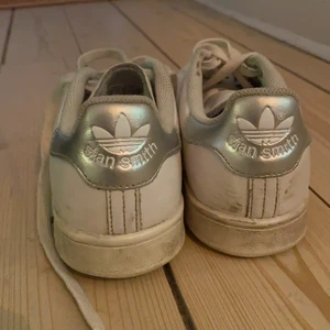 Stan Smith  - Säljer min superfina adidas stan Smith med silver detaljer 💗dom är i storlek 37 1/3 och är i behov av lite kärlek 🥰 tvättar man dom så blir dom som nya