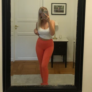 Byxor - Korall färgade träningsbyxor med genomskinligt nät på sidan av benet från workout empire💗
