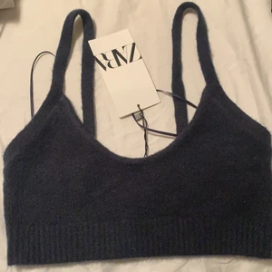 Stickadtopp  - Marinblå stickadtopp stl S, nyskick, aldrig använd! Från zara (frakt tillkommer) 