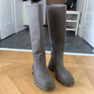 Zara stövlar  - Superfina khaki stövlar från zara. Storlek 37. 