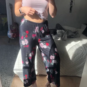 Byxor - Väldigt fina byxor som både är av stretch och väldigt tunna, passar att ha en varm sommardag ☀️      Storlek: S