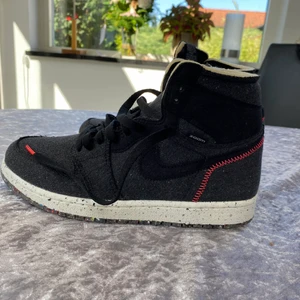 Nike Air Jordan 1 high zoom stl 41 - Helt nya Nike Air Jordan 1high zoom. Säljes på grund av felköp i storlek. Extra skosnören i annan färg medföljer.