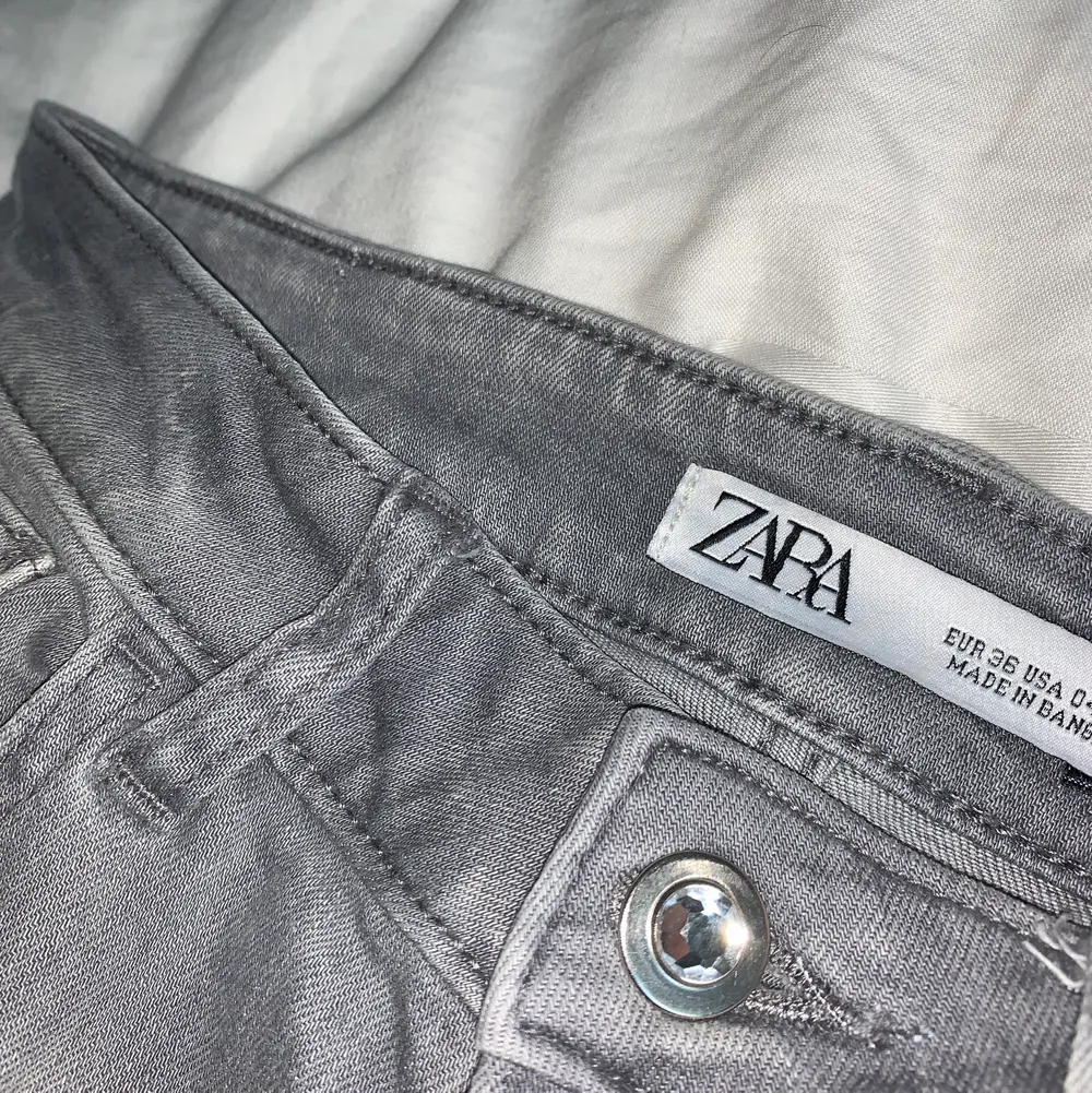Ett par så coola ljusgrå jeans från Zara! Väldigt snygga att klä upp till fest 🖤 Väldigt bekväma med stretch och de är i mycket bra skick! Pris + eventuell frakt. Jeans & Byxor.