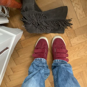 Röda skor - Jättefina och hostiga röda skor, svinsköna att gå i, bilderna på plick brukar blekas något och de är mindre bruna i vetkligheten skriv för fler bilder! 💋 köp direkt: 450