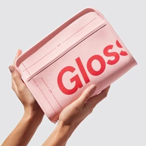 Glossier sminkväska  - Säljer min helt nya sminkväska från Glossier. Nypris 350kr, mitt pris 250kr inklusive frakt. 