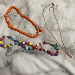 smycken - Dessa smyxken är vintage oxh jag säljer de för att jag inte använder de o vet att sndra skulle vilja ha sånna. Det är tre stycke halsband som man kan köpa i pack eller en. BUDA ELLER SKRIV ETT PRIS